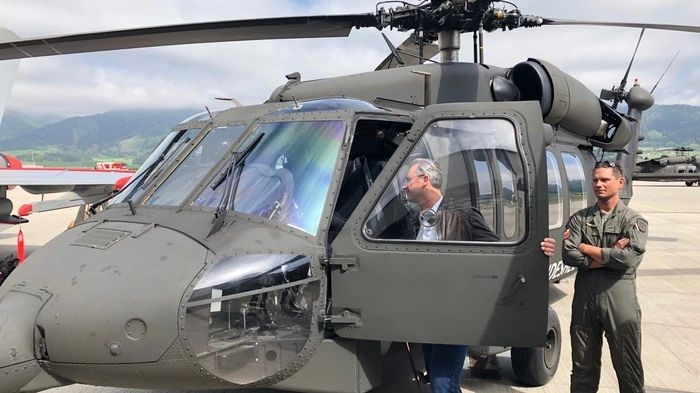 Verkehrsminister Norbert Hofer inspiziert einen Black Hawk Helikopter