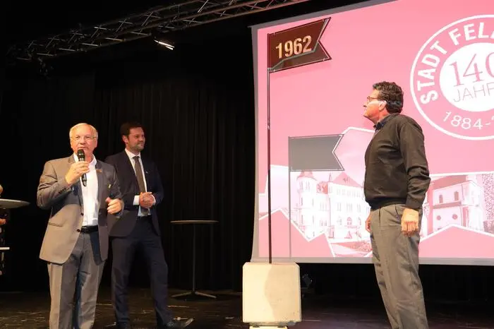 „Der Markt Feldbach wurde vor 140 Jahren von Kaiser Franz Josef zur Stadt erhoben, obwohl die Stadterhebungsurkunde erst 25 Jahre später in Feldbach eingelangt ist. Da sieht man, wie schnell die Bürokratie zu dieser Zeit gearbeitet hat“, sagte Bürgermeister Josef Ober in seiner Festansprache