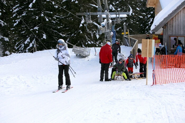 Der Lift transportiert sowohl Skifahrer als auch Rodler, womit der Spaß im Schnee für die ganze Familie garantiert ist.