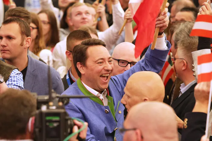 Die John-Otti-Band peitschte wie immer die Stimmung unter den 5.000 Fähnchen schwenkenden Besuchern, teilweise in rot-weiß-roten Westen mit der Aufschrift "FPÖ - Mehr Österreich weniger EU", an.