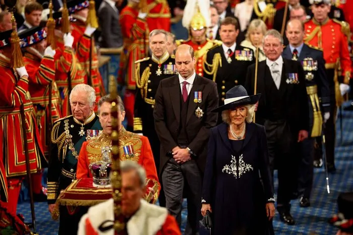 Erwartet wird, dass die inzwischen gebrechliche Monarchin die Aufgabe auch in Zukunft ihrem Sohn überlassen wird.
