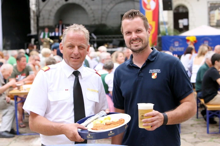 Beim Zweitagesfest in der alten Bischofsstadt unter anderen gesehen: Bezirksfeuerwehrkommandant Friedl Monai mit Kameradschaftsführer Christopher Nott (von links), Bürgermeister Franz Pirolt, Dechant Franz Weißeisen,  die Abschnittsfeuerwehrkommandanten Hans Schöffmann, Johann Delsnig und Hannes Raab,  sowie „Young Culture Club“ (YCC)-Chef René Wallner. 