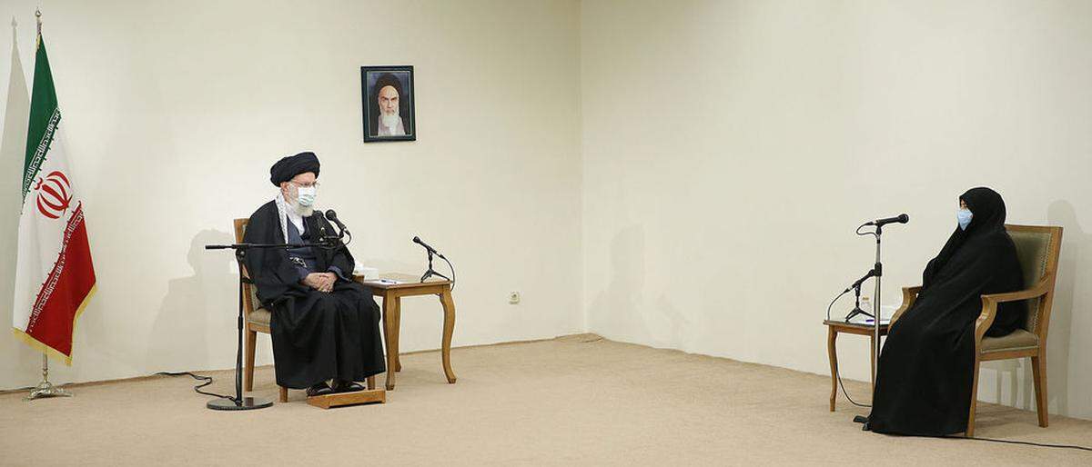 Das geistliche Oberhaupt des Iran, Ali Khameini, beim Treffen mit Angehörigen des bei einem Mordanschlag getöteten Vaters des iranischen Atomprogramms, Mohsen Fachrisadeh am 26. Jänner