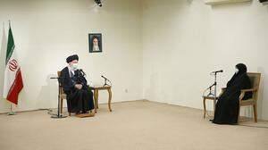 Das geistliche Oberhaupt des Iran, Ali Khameini, beim Treffen mit Angehörigen des bei einem Mordanschlag getöteten Vaters des iranischen Atomprogramms, Mohsen Fachrisadeh am 26. Jänner