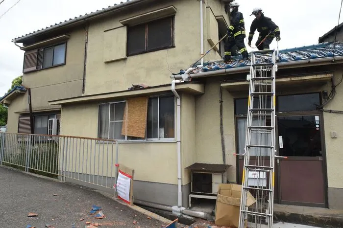 Durch die Erschütterung der Stärke 6,1 fiel in mehr als 170.000 Haushalten in Osaka und der Nachbarprovinz Hyogo der Strom aus. 