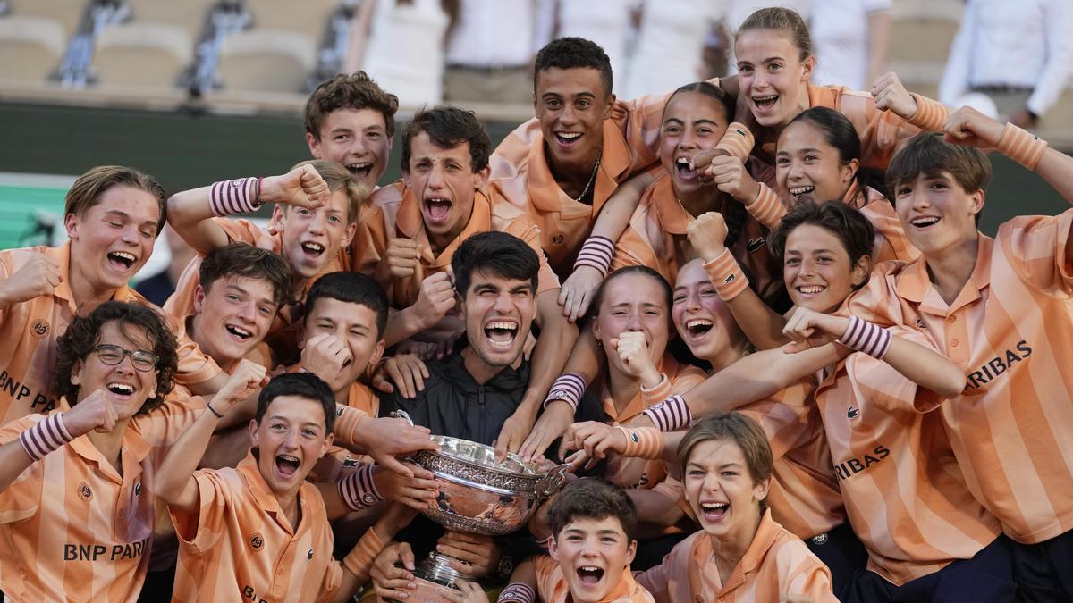 Viel umjubelt, hart gekämpft: Carlos Alcaraz inmitten der Ballkinder von Roland Garros 