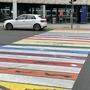 Jedenfalls ein Blickfang: der bunte Zebrastreifen vor dem Leobener Bahnhof