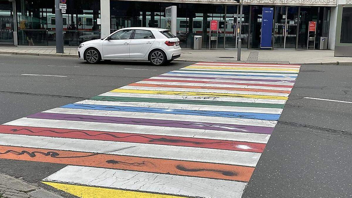 Jedenfalls ein Blickfang: der bunte Zebrastreifen vor dem Leobener Bahnhof