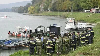 BUNDESHEER-BOOT AUF DONAU GEKENTERT