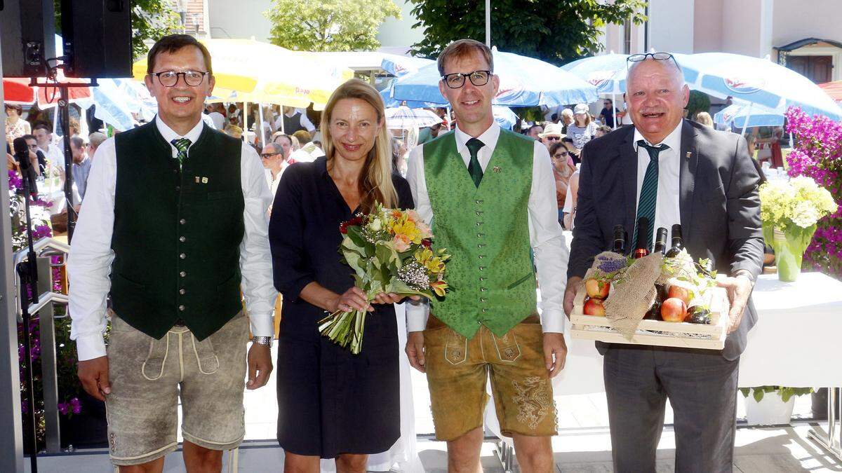 Blumenstrauß und Gaumenfreuden für Landesrätin Juliane Bogner-Strauß von Vizebürgermeister Kurt Nistelberger, Bürgermeister Andreas Nagl und Kassier Herbert Gauster (v.l.)