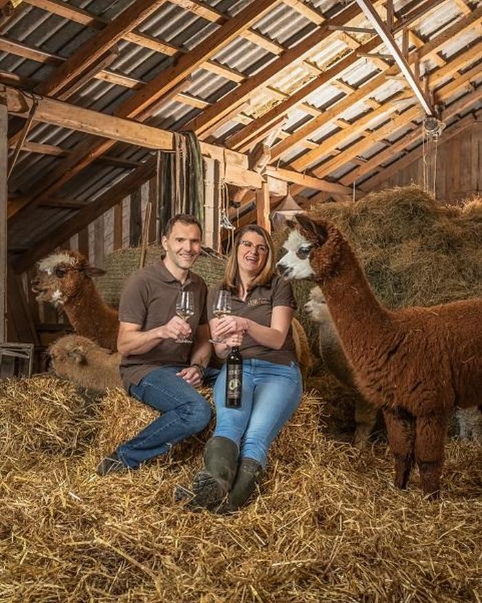 Familie Strutz mit ihren Alpakas