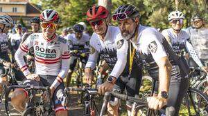 Olympiasieger Franz Klammer flankiert von &quot;Tour de Franz&quot; Organisator Ronny Hohenberger und &quot;Tour de France&quot;-Etappensieger Patrick Konrad