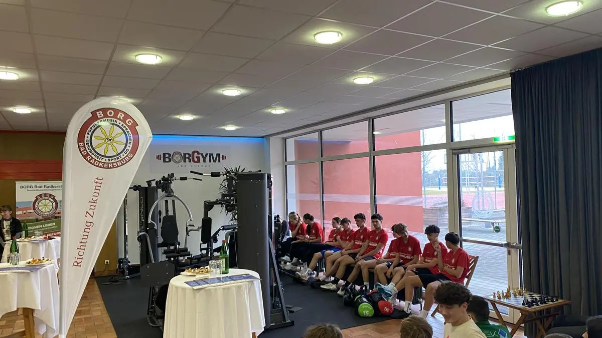 In der Aula des Borg Bad Radkersburg stehen nun zwei Multifunktionsfitnessgeräte