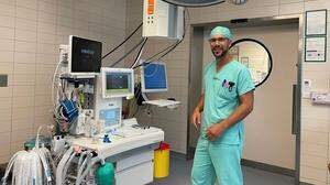 Wichtige Schnittstelle: Andreas Breitfuß hilft bei den Vor- und Nachbereitungsarbeiten im OP mit, sorgt aber auch dafür, dass sich die Patienten wohlfühlen