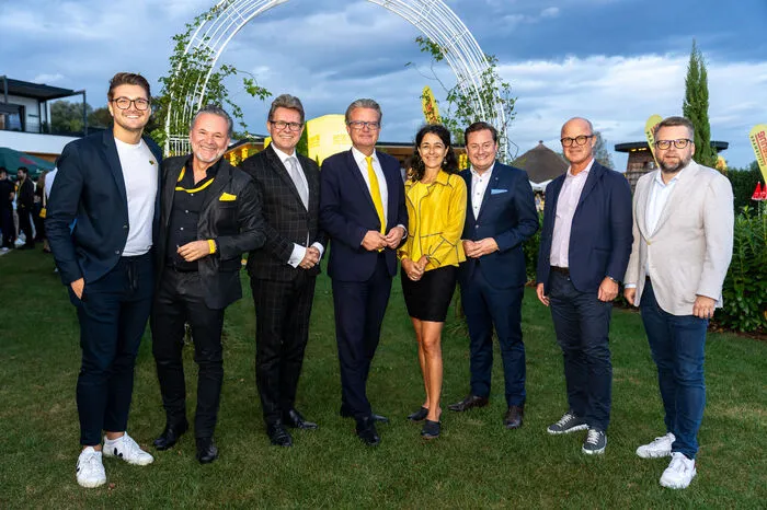 Aber auch Wegbegleiter und Partner durften nicht fehlen: Landtagsabgeordneter Niko Swatek (NEOS), Antenne-Geschäftsführer Gottfried Bichler, Bildungsminister Martin Polaschek (ÖVP), Landeshauptmann der Steiermark Christopher Drexler (ÖVP), Sandra Krautwaschl (Grüne), Wirtschaftsbund-Generalsekretär Kurt Egger (ÖVP), Styria Vorstandsvorsitzender Markus Mair und Landtagsabgeordneter Johannes Schwarz (SPÖ)