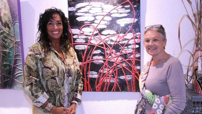 Viele Freunde, Bekannte und Interessierte waren gekommen, um den beiden Künstlerinnen Monika Barwig (rechts) und Elisabeth Raunig bei der Vernissage ihrer Ausstellung „MOEL2ART“ in der Voitsberger Galerie am Schlossbergtor die Ehre zu erweisen. 