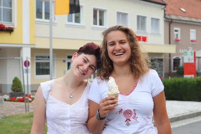 Bei den sommerlichen Höchstemperlaruen war natürlich auch ein Eis sehr gefragt...