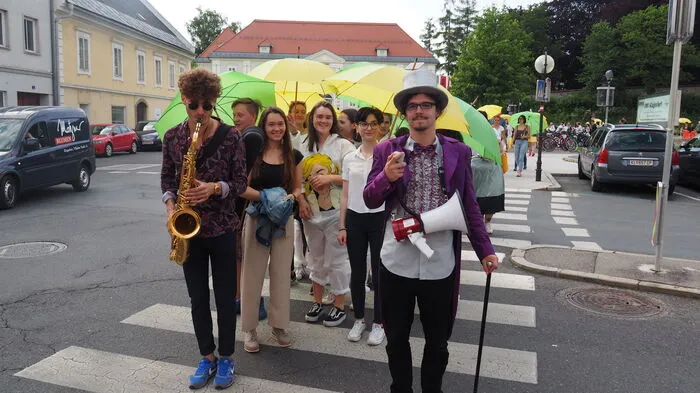 An mehreren Orten der Stadt zeigten Studenten der Angewandten Kulturwissenschaften in Klagenfurt begleitet von Ulli Sturm, wie sie sich künstlerisch ausdrücken können. Die fröhliche bunte Gruppe marschierte bei der Art Parade am Freitag geschlossen von einer Bühne zur anderen.