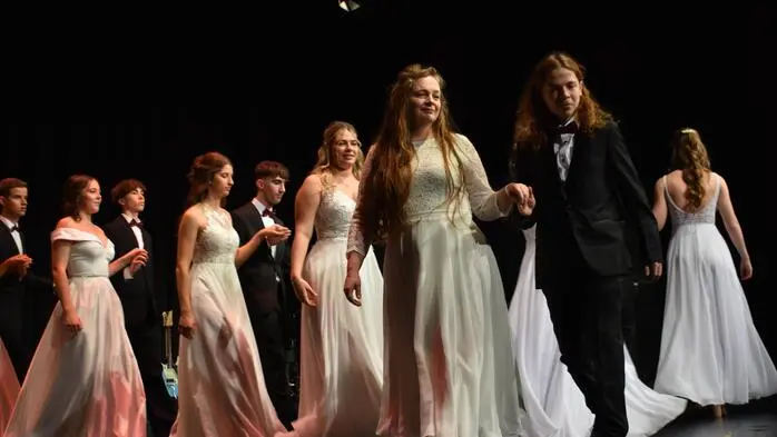 Vergangenen Samstag feierten mehr als 1700 Gäste im Kunsthaus mit den Maturantinnen und Maturanten der HAK Weiz eine glamouröse Ballnacht unter dem Motto „HAKVEGAS – 5 Jahre Hangover“. 