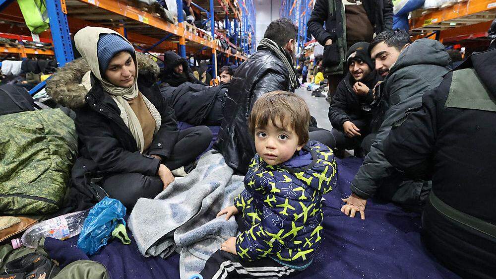 Migranten in der Notunterkunft in einer Lagerhalle in Brusgi 