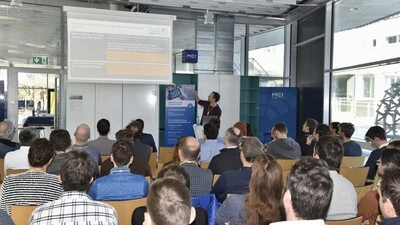 Der gut gefüllte Hörsaal am MCI Campus Lienz während eines Vortrages