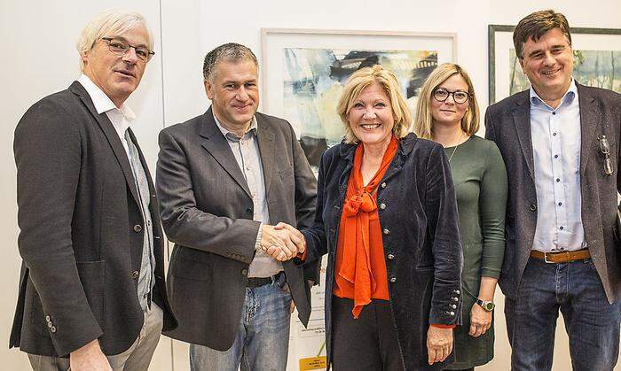 Begrüßung im Rathaus: Reinhard Seiss mit Bürgermeisterin Maria-Luise Mathiaschitz, Raffaela Lackner (Architektur haus Kärnten) und den Stadtplanern Georg Wald (links) und Robert Piechl. 