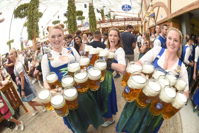 Obwohl die Maß Bier heuer zwischen 12,60 Euro und 14,90 Euro kostet - und damit im Durchschnitt rund 6,1 Prozent mehr als im Vorjahr -, fließt es erneut in rauen Mengen aus den Zapfhähnen und in die Kehlen der Gäste.
