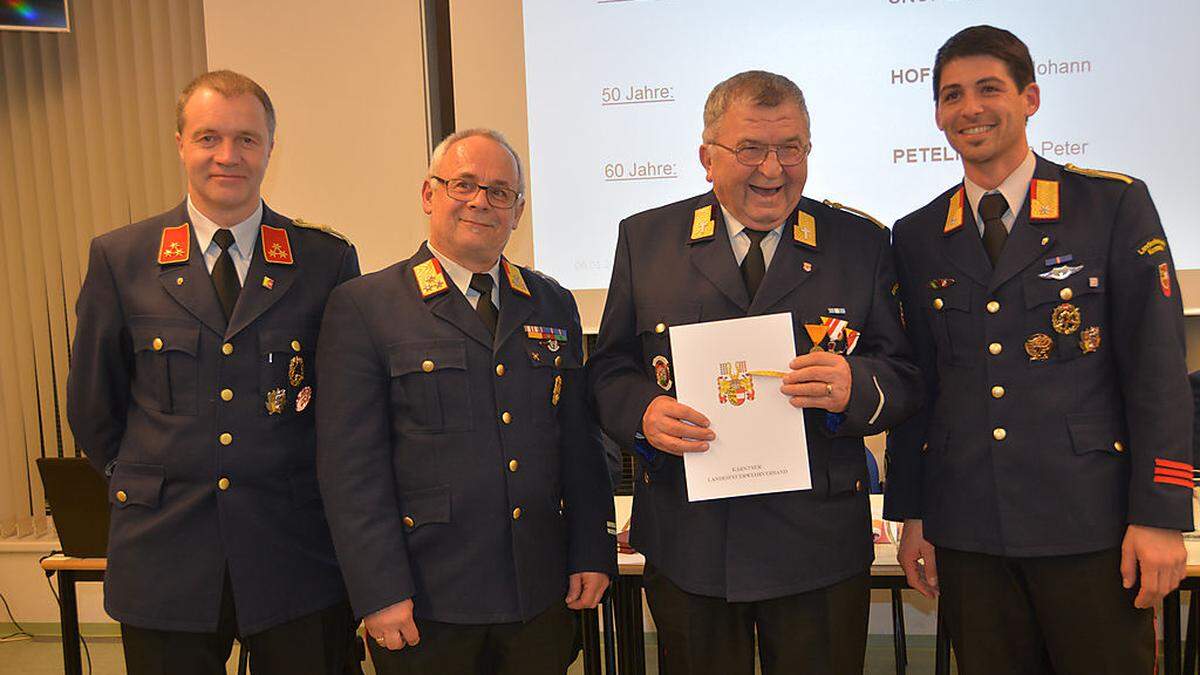 Josef Damej erhielt das silberne Ehrenkreuz, Franz Grilz (links), Helmut Blažej, und Rahman Ikanovic (rechts) gratulierten