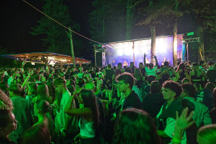Partystimmung pur herrschte im Neudorfer Wald. Für die musikalische Unterhaltung sorgte "Chaos".