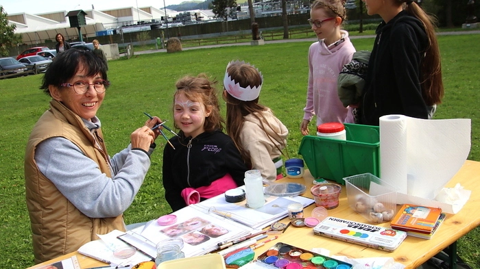 Kistenklettern, Schminken, Basteln, und zahlreiche Spiele waren angesagt, die Kinder mit ihren Eltern hatten viel Spaß daran.