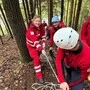 Im Wald wurde das Bergen von verletzten Personen geübt