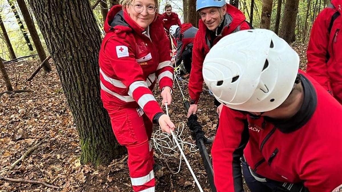 Im Wald wurde das Bergen von verletzten Personen geübt