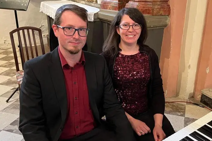 Der Chor und die Solisten wurden abwechselnd von Johanna Moser und Lorenz Kohlbacher am Piano begleitet. 