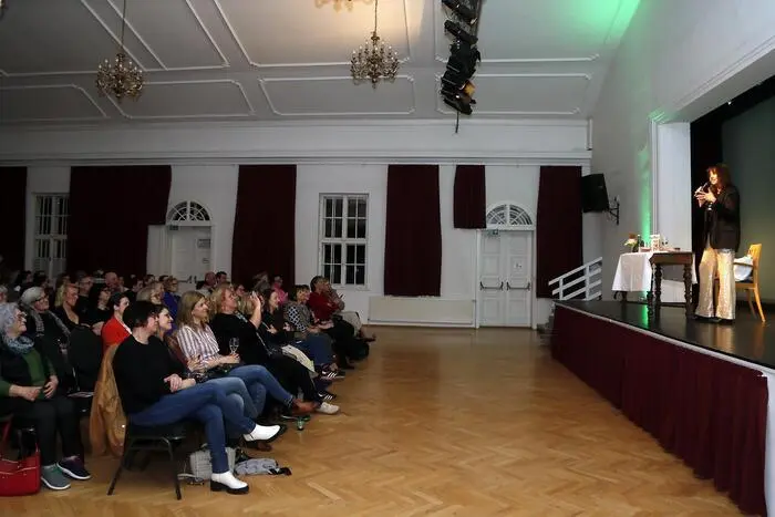 Bereits zum achten Mal folgte Parker der Einladung der GenussBuchhandlung Buchner in die Thermenhauptstadt und verzauberte viele interessierte Besucher und weither angereiste Fans.
