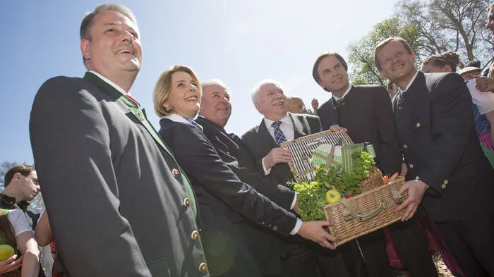 Pflichttermin für Steirer und den Wiener Bürgermeister (in der Mitte Ex-Bürgemeister Michael Häupl): Das Steiermark-Frühling am Wiener Rathausplatz. Damals mit Minister Andrä Rupprechter, Sonja Steßl, Hermann Schützenhöfer, Michael Häupl, Franz Voves und Erich Neuhold.