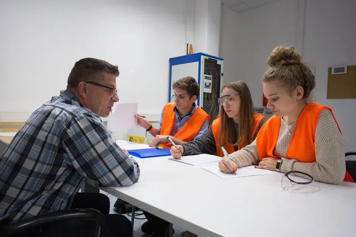 Daniel Jakovleski, Vanessa Löffler und Marie-Theres Perl interviewen den Planer Malli.