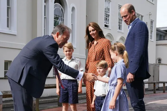 Für Prinz Louis, der mit dem Vorschuljahr beginnt, ist es die erste Berührung mit dem Leben als Schüler.
