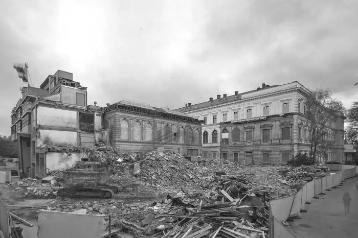 Ist-Zustand: Nach dem Abriss kam die "alte" Uni-Bibliothek wieder zum Vorschein.
