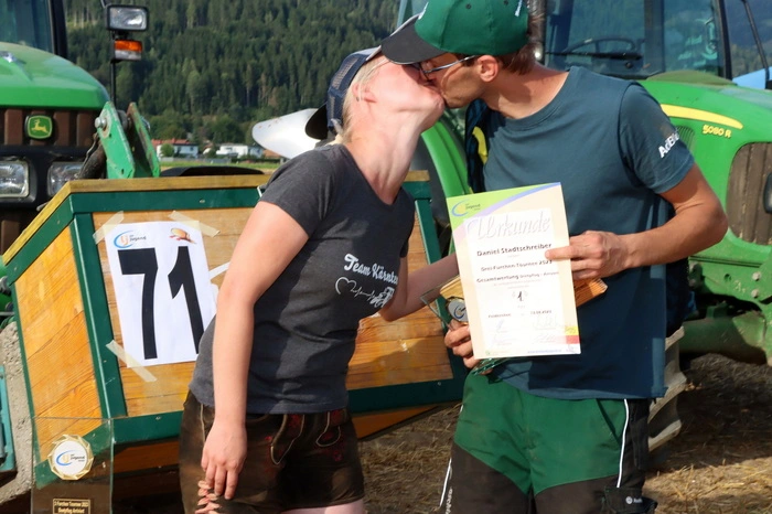 Ein Siegerbussi gab es von Andrea Walkam (LJ-Referentin) für den Sieger in der Klasse Drehpflug-Arriviert Daniel Stadtschreiber mit 192,23 Punkten vom Magdalensberg.