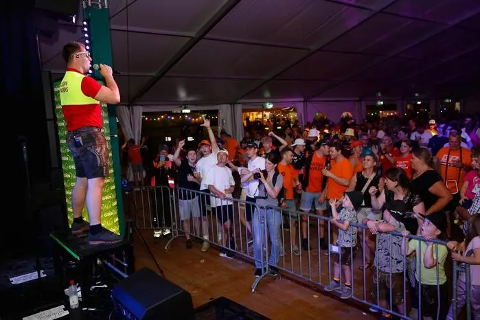 Musiker Florian Andreas und weitere Acts heizten dem Publikum ordentlich ein und sorgten für Partystimmung