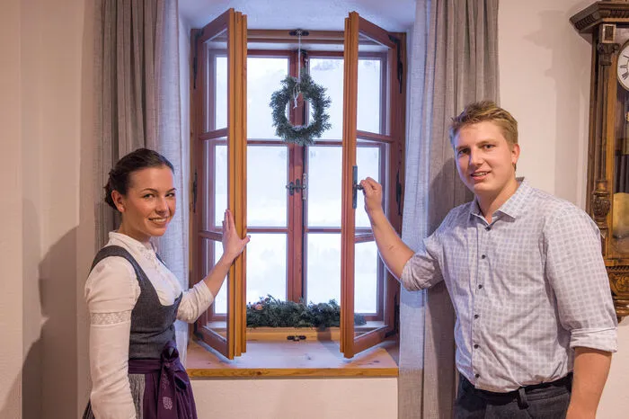 Von der Planung des Hauses, über die Restaurierung der beiden mehr als 100 Jahre alten Öfen und fast sämtlicher Einrichtungsgegenstände bis hin zu den 44 Kastenfenstern, die in mühsamer Handarbeit selbst angefertigt wurden. Die Herausforderung, das 1920 zuletzt bewohnte „Goschn Lehen“ wiederzubeleben, nahm das junge Paar gerne an und im Juli 2018 fiel der Startschuss zum Eigenheim.