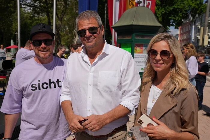 Christian Rieder mit Bürgermeister Gerhard Köfer und dessen Gattin Evalyn.