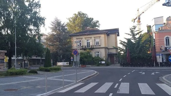 Direkt vor diesem Gastgarten am Leibnitzer Hauptplatz kam Dienstagabend ein Radfahrer schwer zu Sturz
