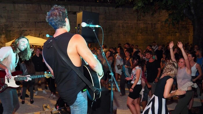 Nicht zum ersten Mal brachte die australische Band Caravãna Sun das Publikum im Klagenfurter Lendhafen an einem Wochentag zum Kochen. Donnerstagnacht war es zwischen Auftritten der Gruppe in der Schweiz, Südtirol und Deutschland wieder soweit. Je länger das Konzert dauerte, umso mehr Zuhörer stellten sich ein. Als Vorprogramm spielte Roman Miles.