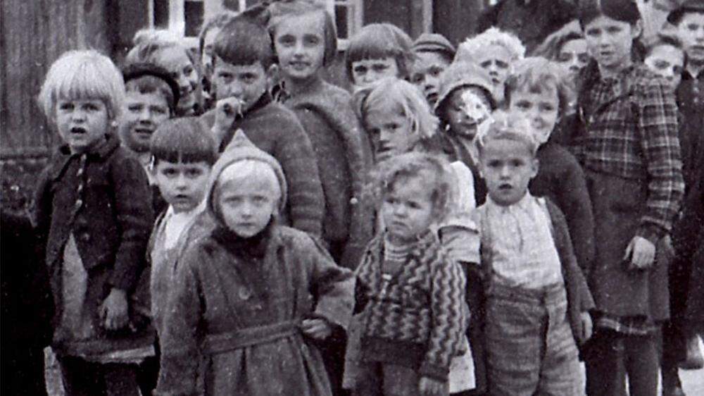 Augsut 1942: Von den Nazis gestohlene slowenische Kinder bei ihrer Ankunft im Übergangslager Frohnleiten  