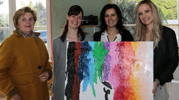 Der Turnsaal im Bärnbacher Privatkindergarten „Krambambuli“ glich kürzlich einer Bilder-Galerie, in der kleine "Meister" ihre Kunstwerke anboten.