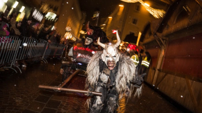 Mehr als 650 Perchten nahmen beim Lauf in Villach teil.