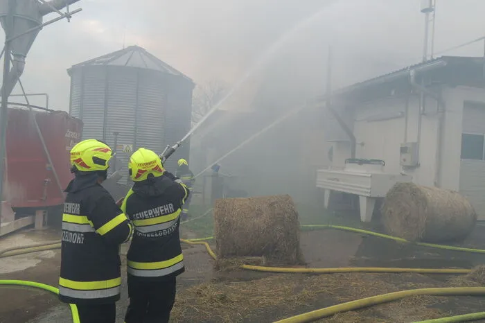 Als die Feuerwehrleute eintrafen, stand das Gebäude bereits in Vollbrand.