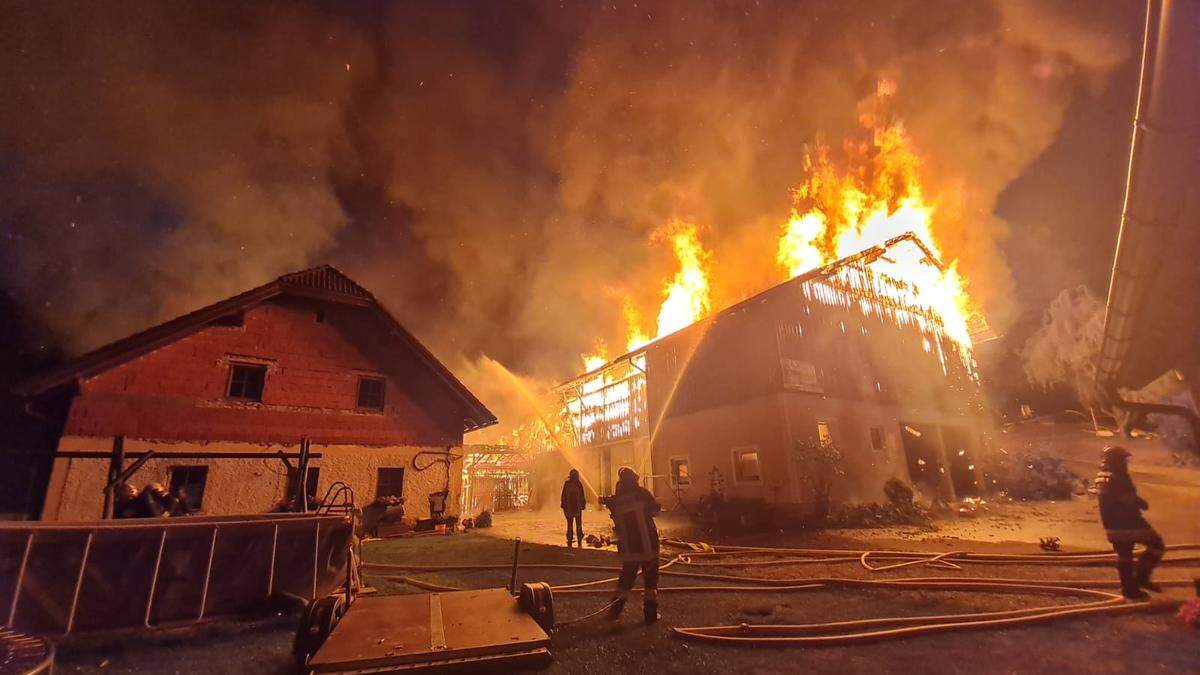 Auf einem Bauernhof im Bezirk Lilienfeld, Niederösterreich, ist am Dienstag Großbrand ausgebrochen