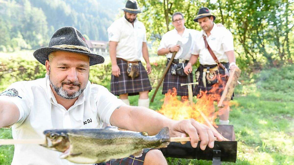 Ob Steckerlfisch, Feuerhecht oder „Fish & Chips“, die starken Männer machen mit Kilt am Herd gute Figur